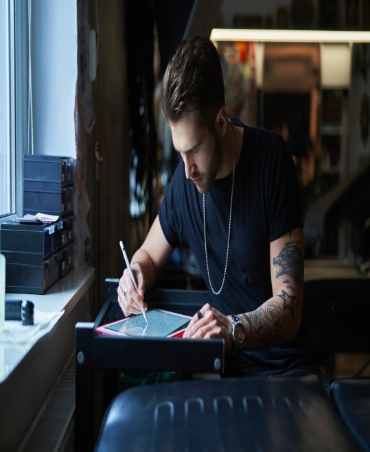Man drawing on his ipad