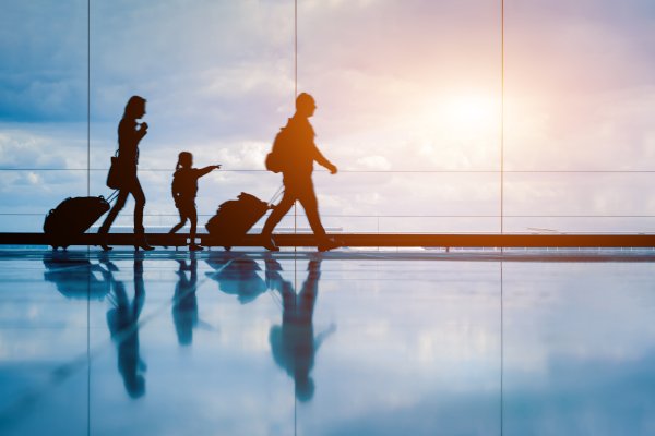 UK Visa Options for US citizens. Family at airport.